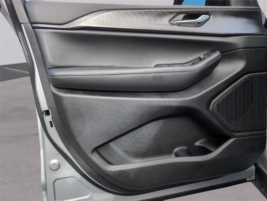 new 2025 Jeep Grand Cherokee car, priced at $36,985