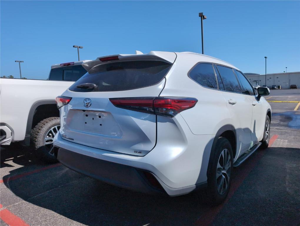 used 2022 Toyota Highlander car, priced at $30,899