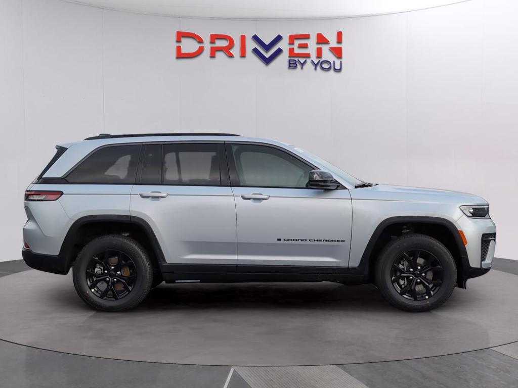 new 2026 Jeep Grand Cherokee car, priced at $43,370