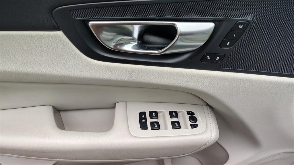 used 2023 Volvo XC60 car, priced at $31,900