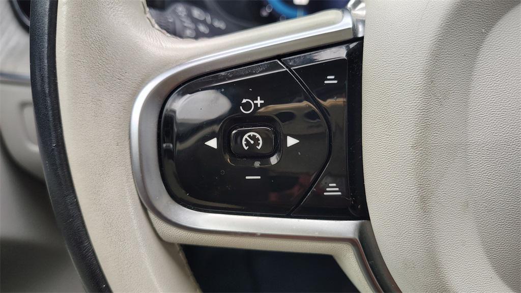 used 2023 Volvo XC60 car, priced at $31,900