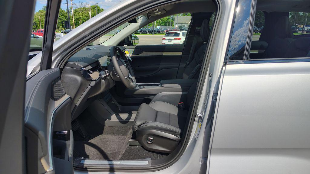 new 2025 Volvo EX90 car, priced at $86,140