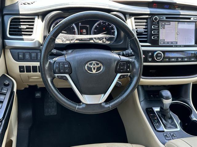 2017 Midnight Black Metallic Toyota Highlander