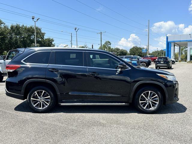 2017 Midnight Black Metallic Toyota Highlander
