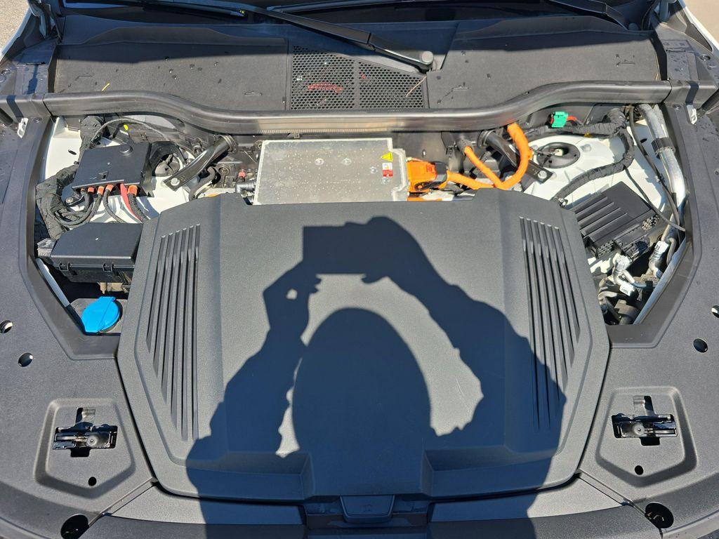 Audi Q8 e-tron view 27
