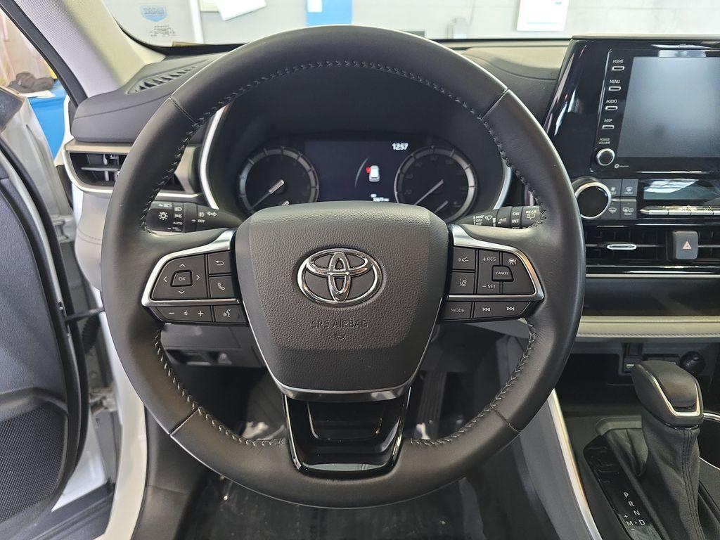 used 2021 Toyota Highlander car, priced at $32,250