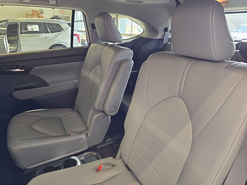 used 2021 Toyota Highlander car, priced at $32,250