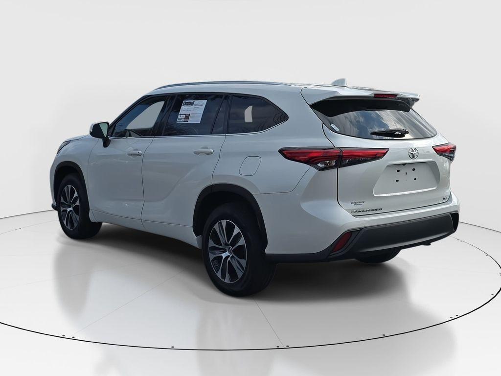 used 2021 Toyota Highlander car, priced at $32,250