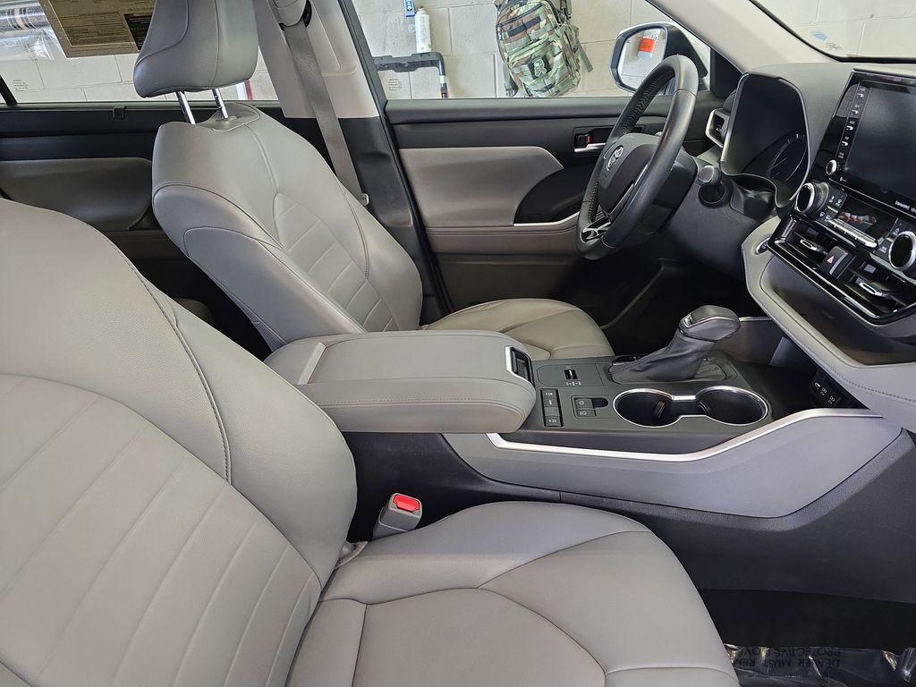 used 2021 Toyota Highlander car, priced at $32,250