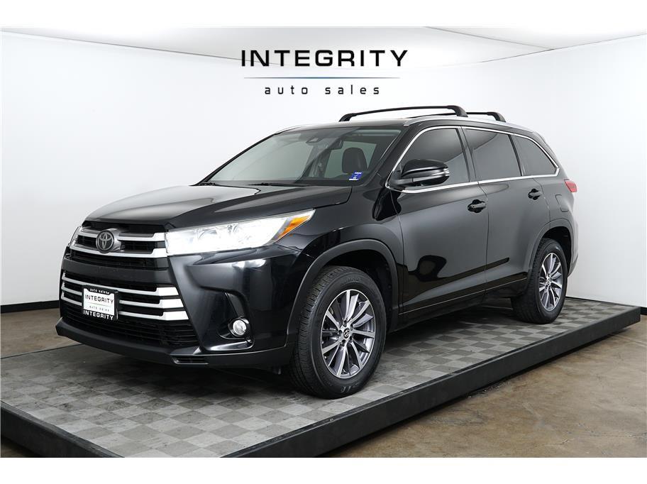 used 2018 Toyota Highlander car, priced at $23,999