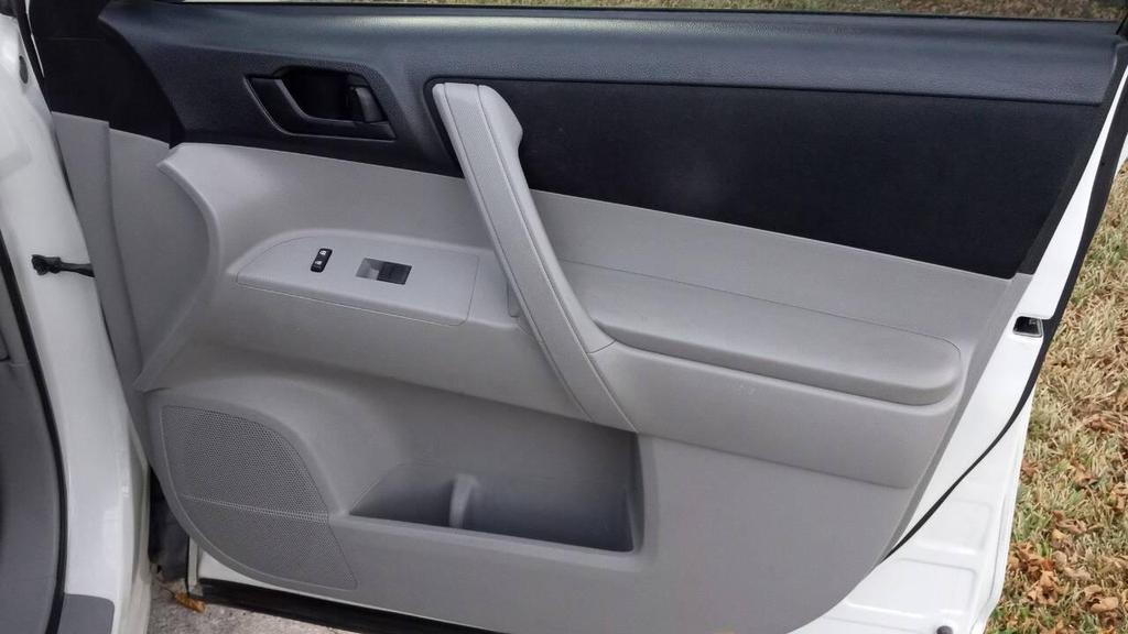 used 2011 Toyota Highlander car, priced at $8,500