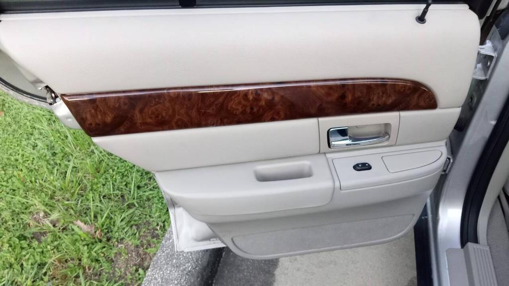 used 2007 Mercury Grand Marquis car, priced at $7,999