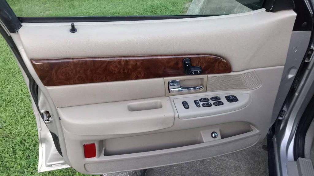 used 2007 Mercury Grand Marquis car, priced at $7,999