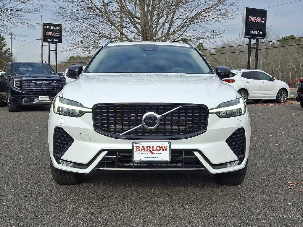 Crystal White Metallic 2024 Volvo XC60 B5 Core Dark Theme