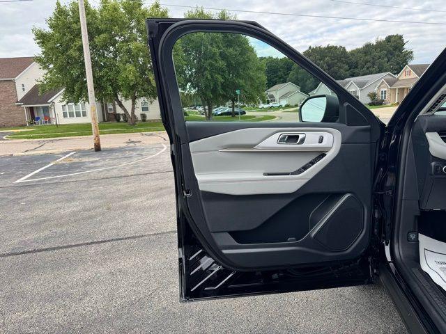 new 2025 Ford Explorer car, priced at $40,254