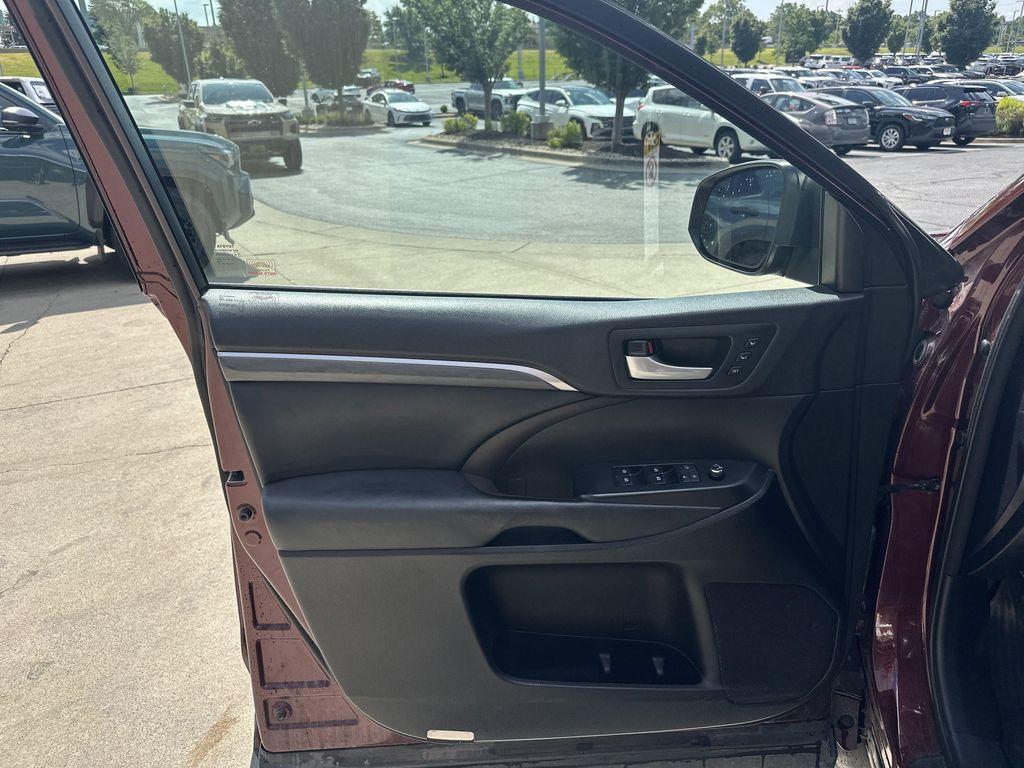 used 2017 Toyota Highlander Hybrid car, priced at $24,035