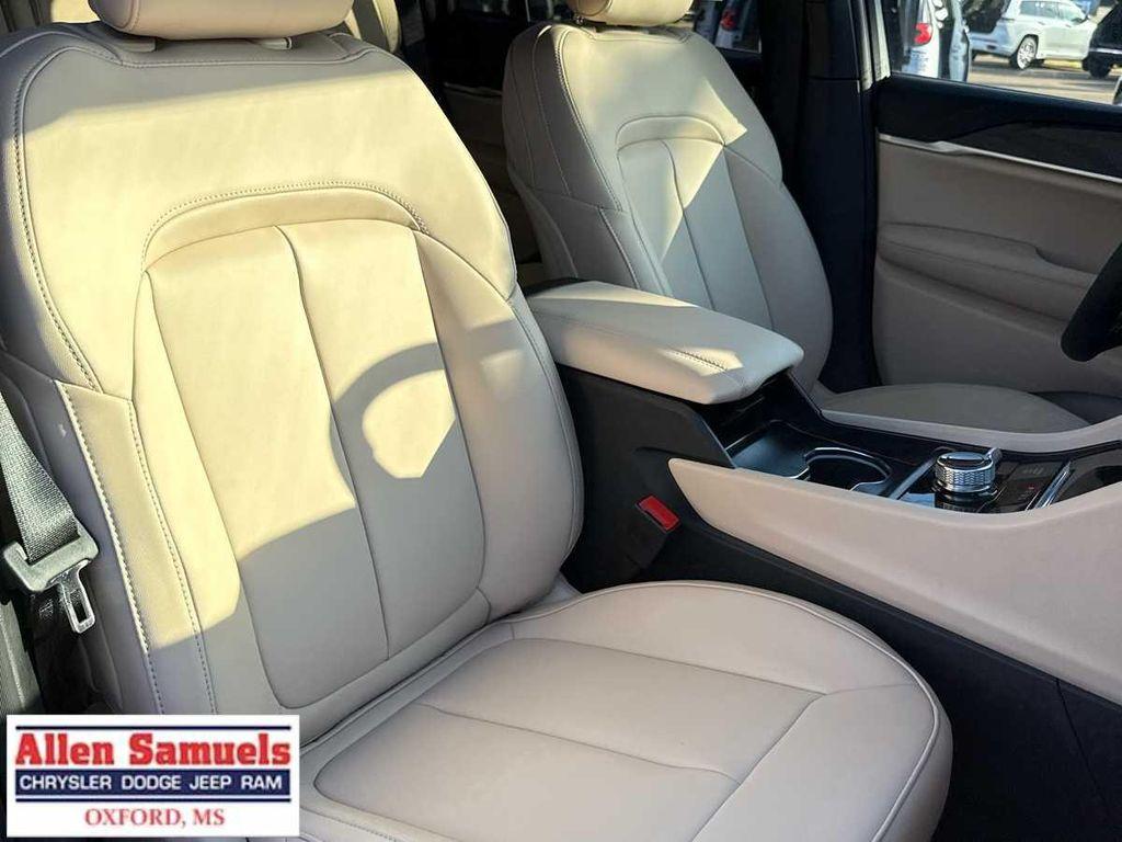 new 2025 Jeep Grand Cherokee car, priced at $49,544