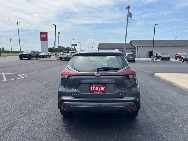 2023 Gun Metallic Nissan Kicks