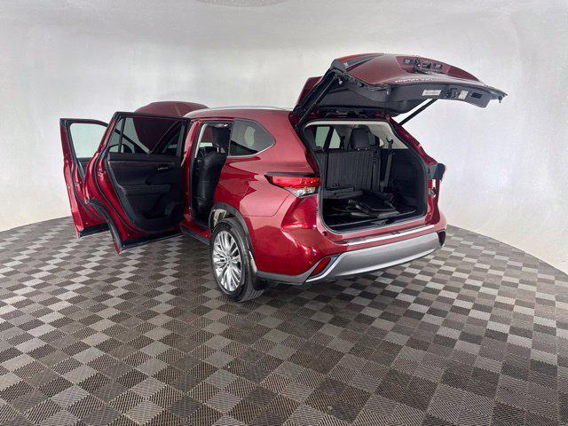 used 2023 Toyota Highlander car, priced at $34,487