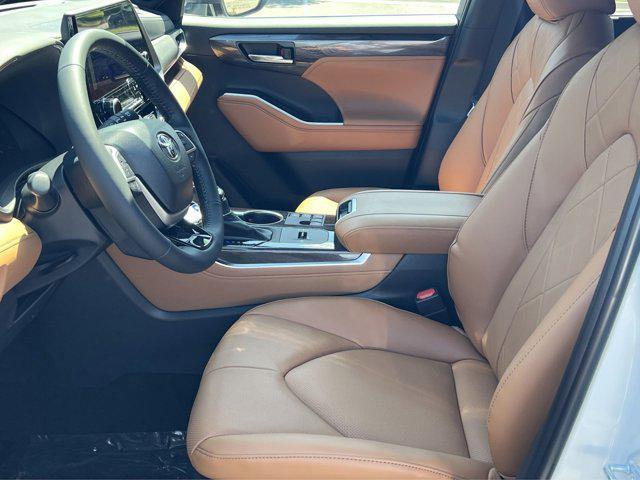 new 2026 Toyota Highlander Hybrid car, priced at $58,628
