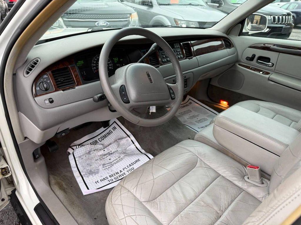 used 2000 Lincoln Town Car car, priced at $5,990