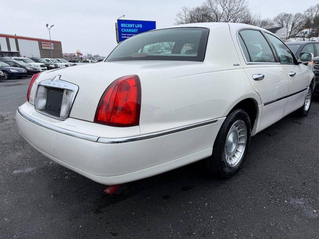 used 2000 Lincoln Town Car car, priced at $5,990