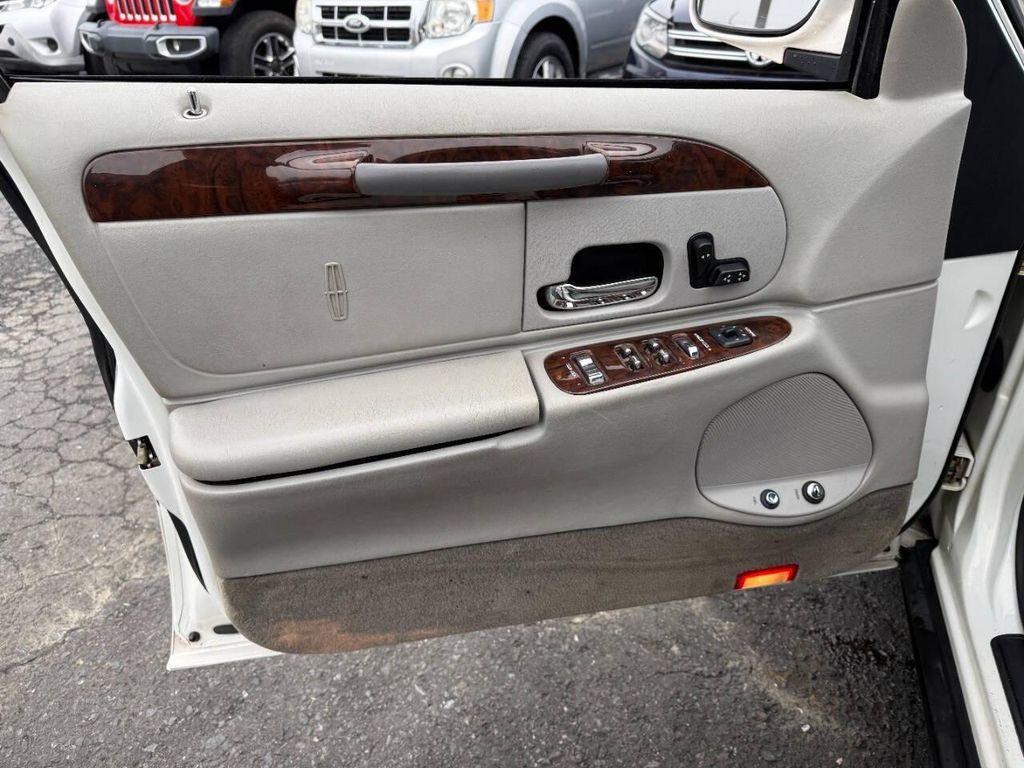 used 2000 Lincoln Town Car car, priced at $5,990