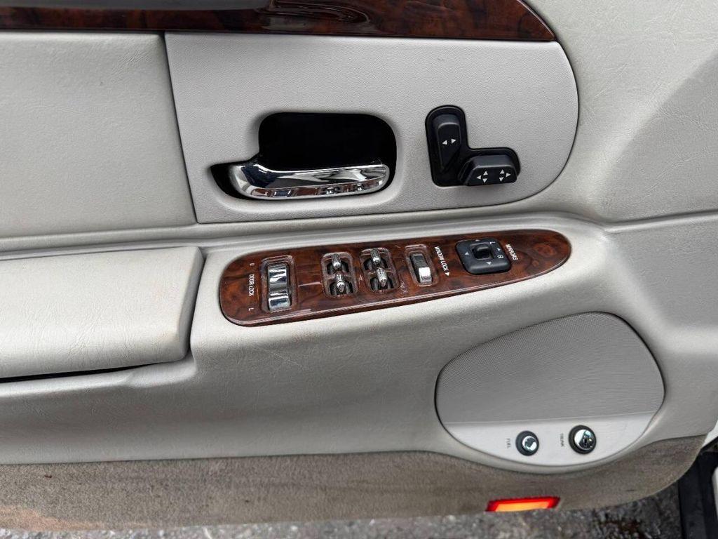 used 2000 Lincoln Town Car car, priced at $5,990