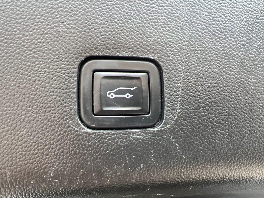 used 2021 Chevrolet Traverse car, priced at $25,998