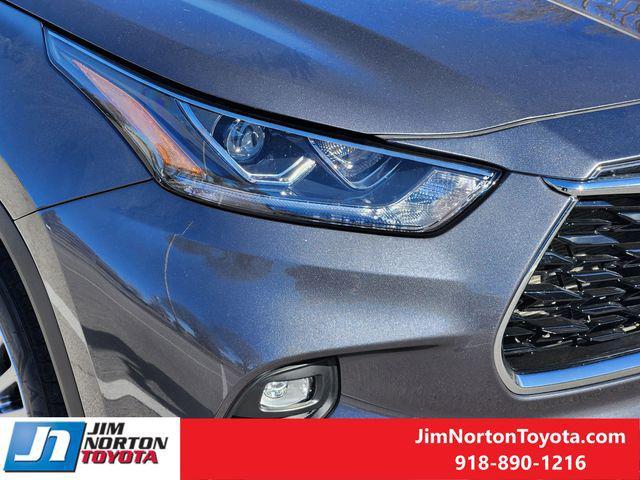 used 2025 Toyota Highlander car, priced at $52,434