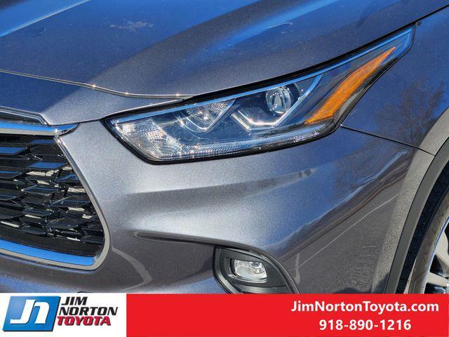used 2025 Toyota Highlander car, priced at $52,434