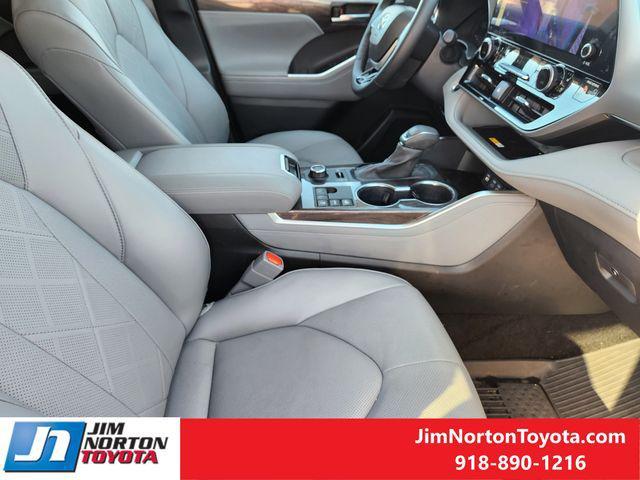 used 2025 Toyota Highlander car, priced at $52,434