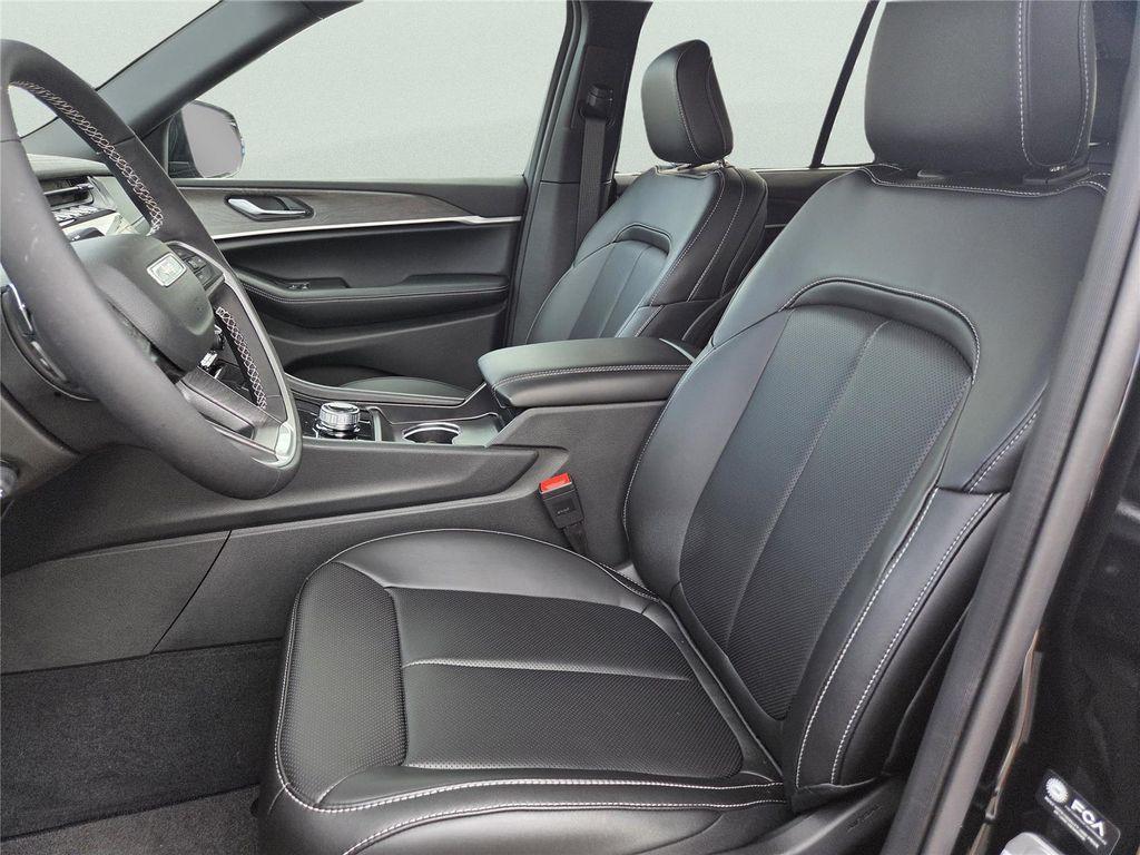 new 2025 Jeep Grand Cherokee car, priced at $44,033