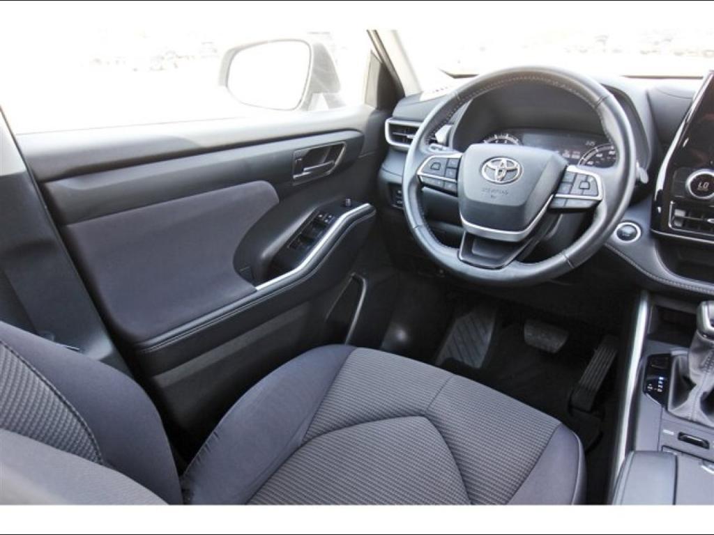 used 2024 Toyota Highlander car, priced at $29,995