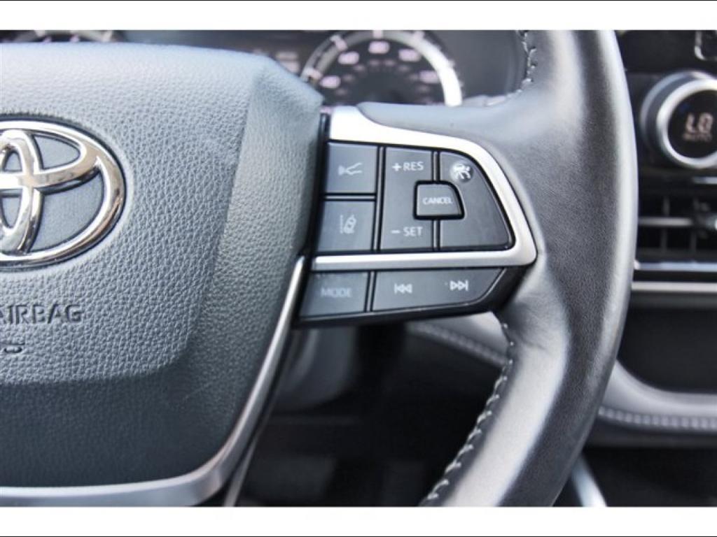 used 2024 Toyota Highlander car, priced at $29,995