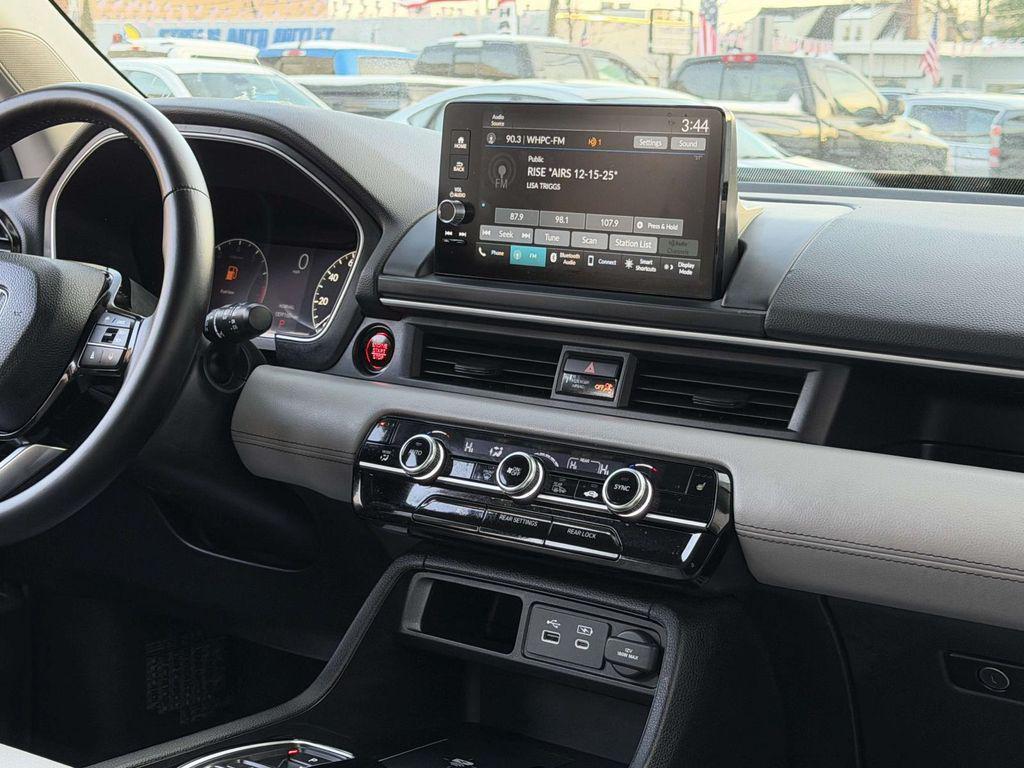 used 2025 Honda Pilot car, priced at $35,890