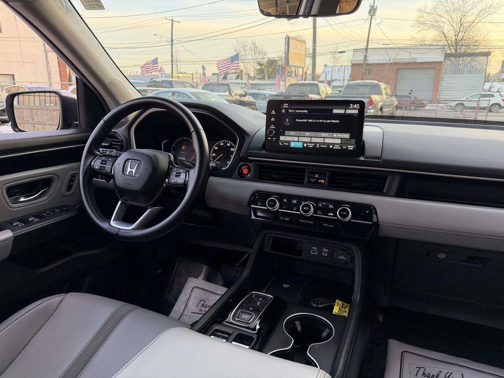 used 2025 Honda Pilot car, priced at $35,890