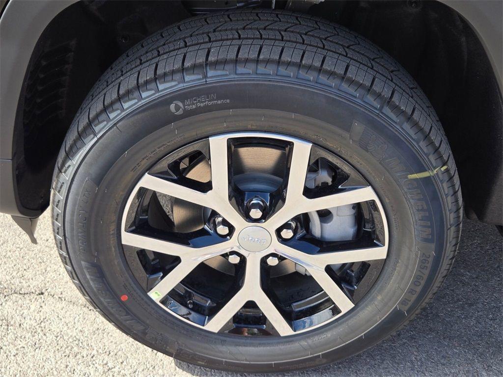 new 2025 Jeep Grand Cherokee car, priced at $40,759