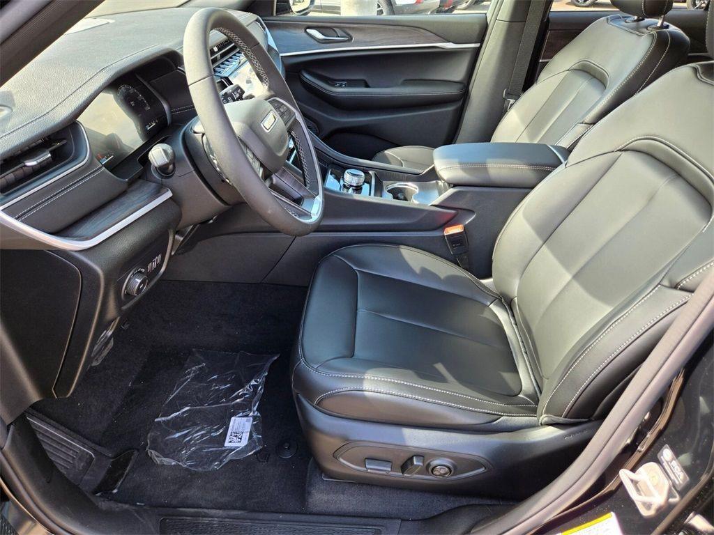 new 2025 Jeep Grand Cherokee car, priced at $40,759