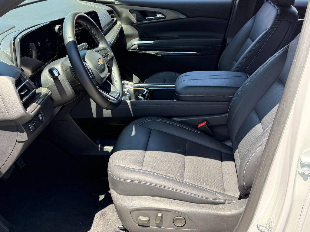 used 2025 Chevrolet Traverse car, priced at $35,781