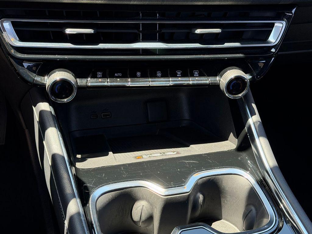 used 2025 Chevrolet Traverse car, priced at $35,781