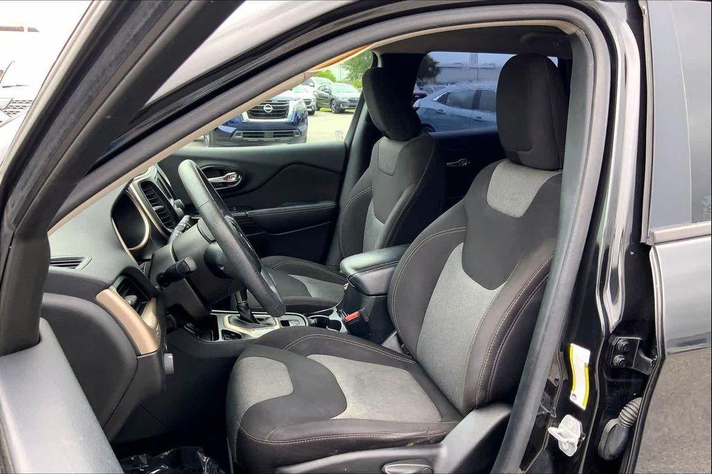 used 2016 Jeep Cherokee car, priced at $10,894
