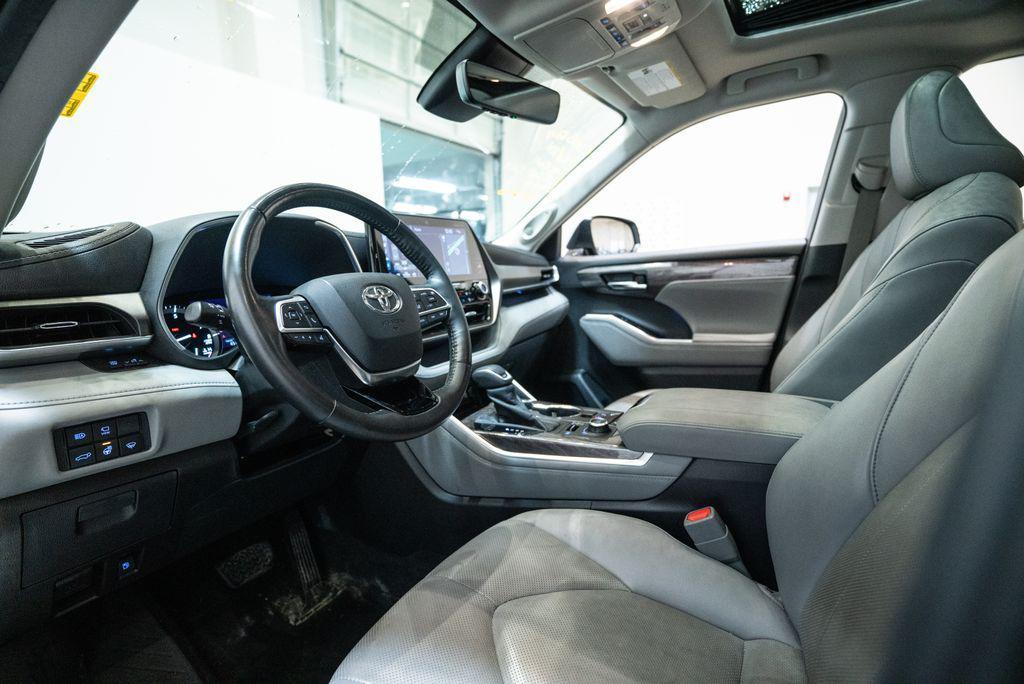 used 2020 Toyota Highlander car, priced at $24,600