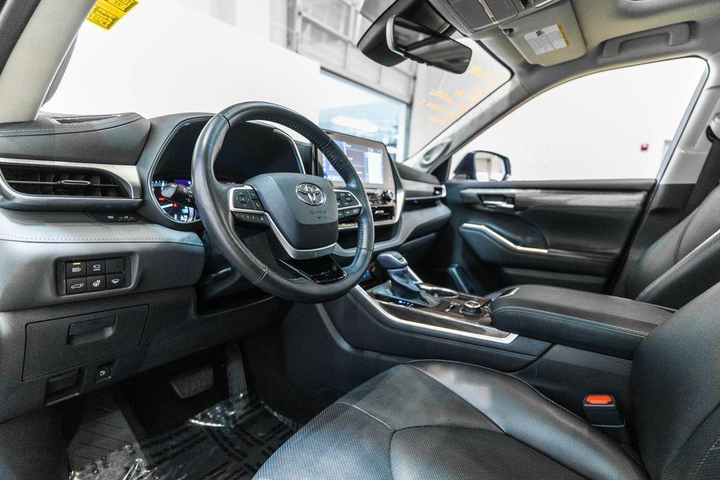 used 2022 Toyota Highlander car, priced at $39,917