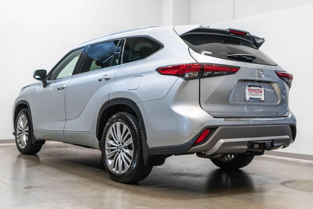 used 2022 Toyota Highlander car, priced at $39,917