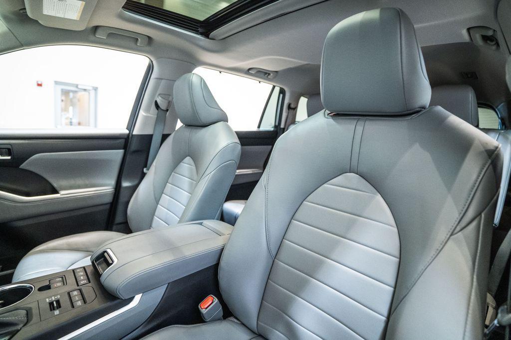 used 2022 Toyota Highlander car, priced at $31,900