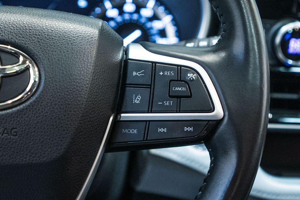 used 2022 Toyota Highlander car, priced at $31,900
