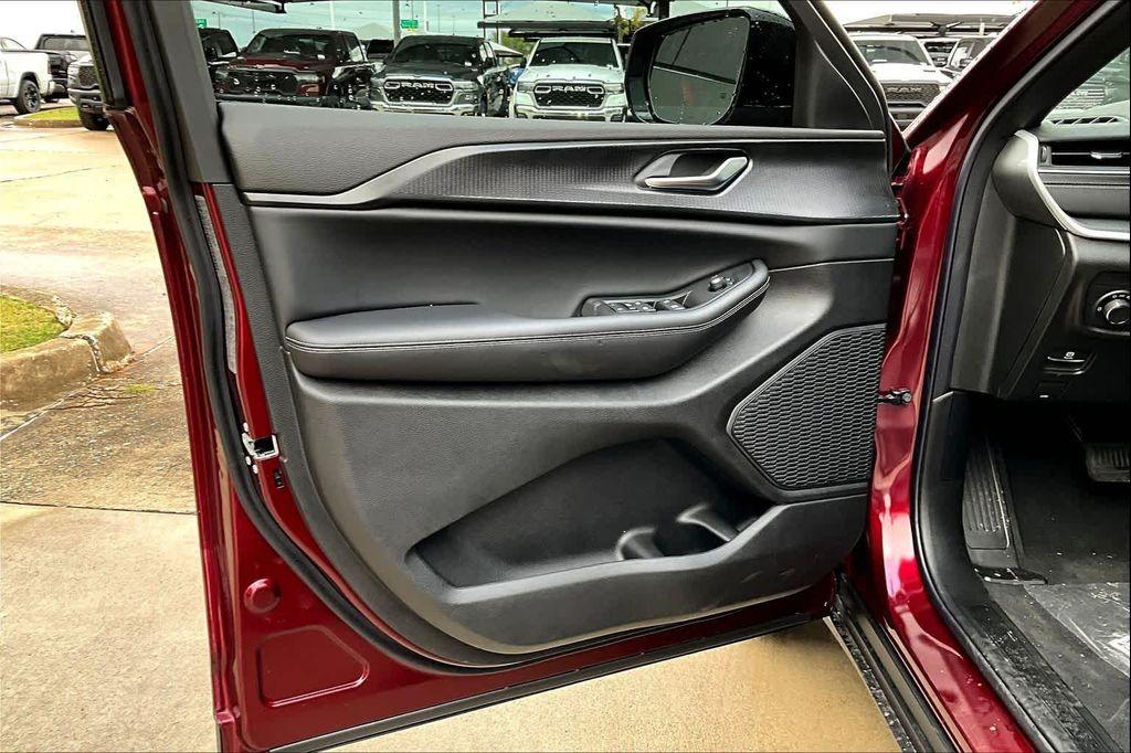 new 2025 Jeep Grand Cherokee car, priced at $41,558