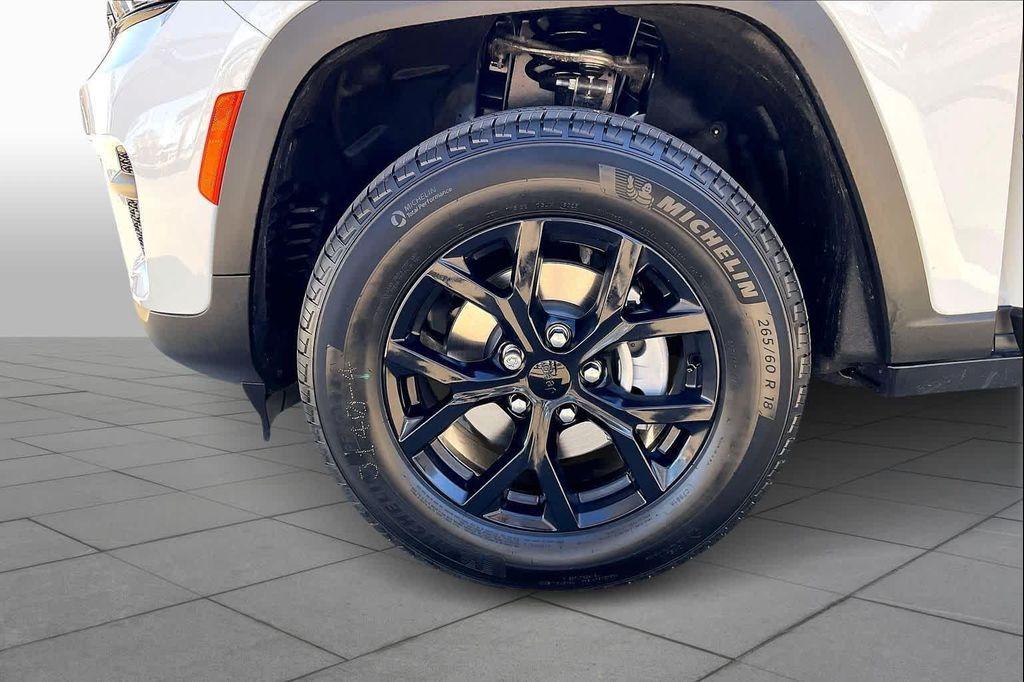 new 2025 Jeep Grand Cherokee car, priced at $42,735