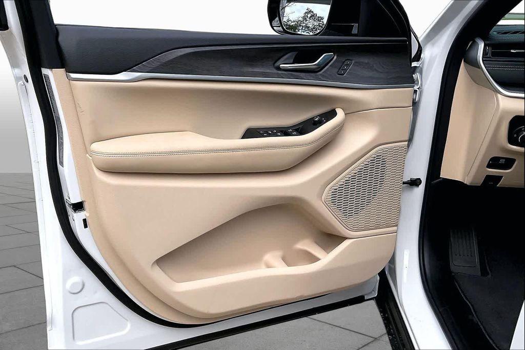 new 2026 Jeep Grand Cherokee car, priced at $43,329